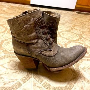Circle G distressed zippered booties GUC